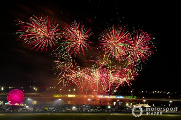 Fuegos artificiales en las 24h de Daytona 2021