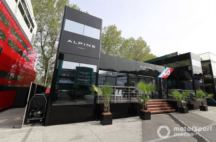 El motorhome de Alpine en el paddock