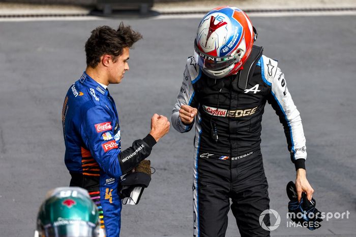 Esteban Ocon, Alpine F1, felicita a Lando Norris, McLaren, 3ª posición, en Parc Ferme