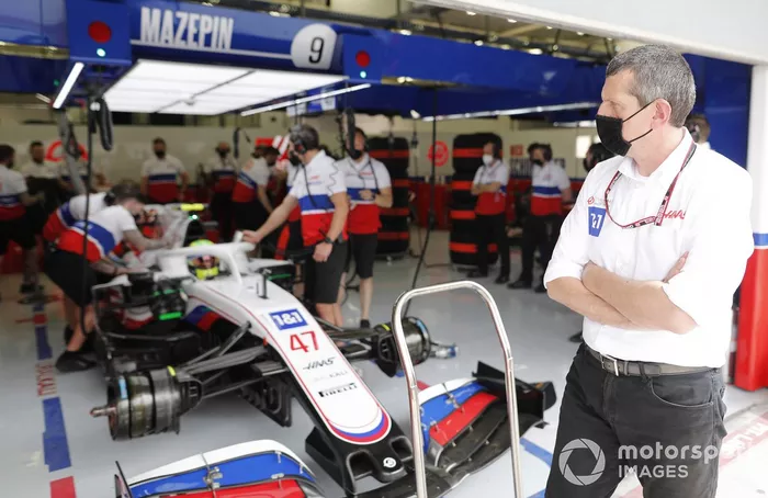 Mick Schumacher, Haas VF-21 and Guenther Steiner