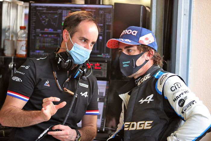 Karel Loos, ingeniero de carrera de Alpine F1, y Fernando Alonso, Alpine F1