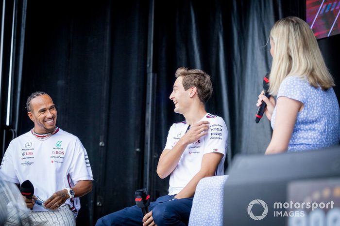 Lewis Hamilton, Mercedes-AMG, George Russell, Mercedes-AMG, son entrevistados en el escenario