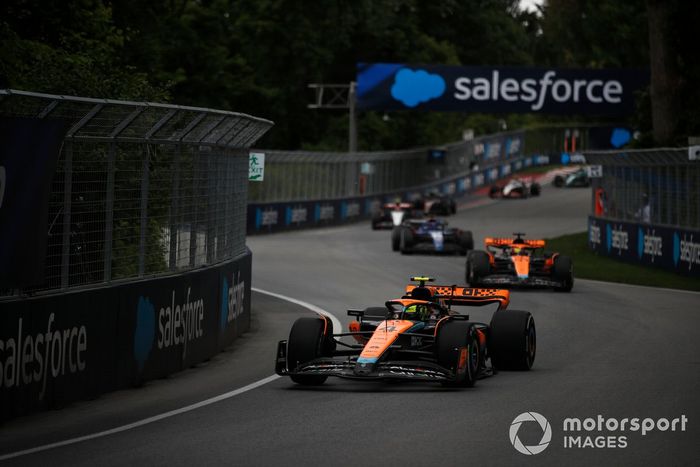 Lando Norris, McLaren MCL60, Oscar Piastri, McLaren MCL60, Alex Albon, Williams FW45