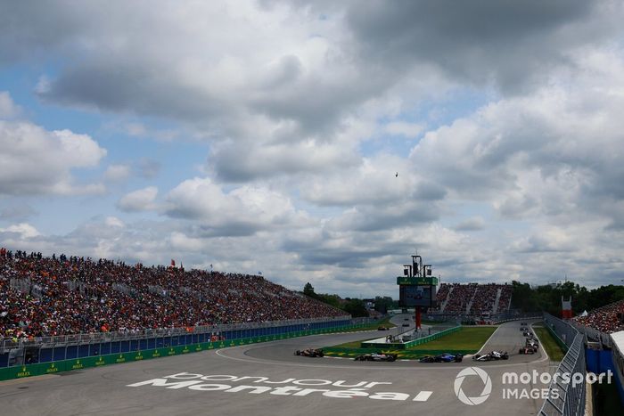 Oscar Piastri, McLaren MCL60, Kevin Magnussen, Haas VF-23, Alex Albon, Williams FW45