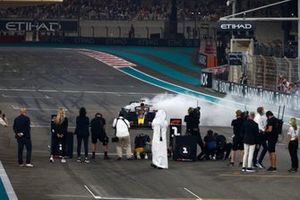 Max Verstappen, Red Bull Racing RB19, 1ª posición, realiza donuts al final de la carrera.