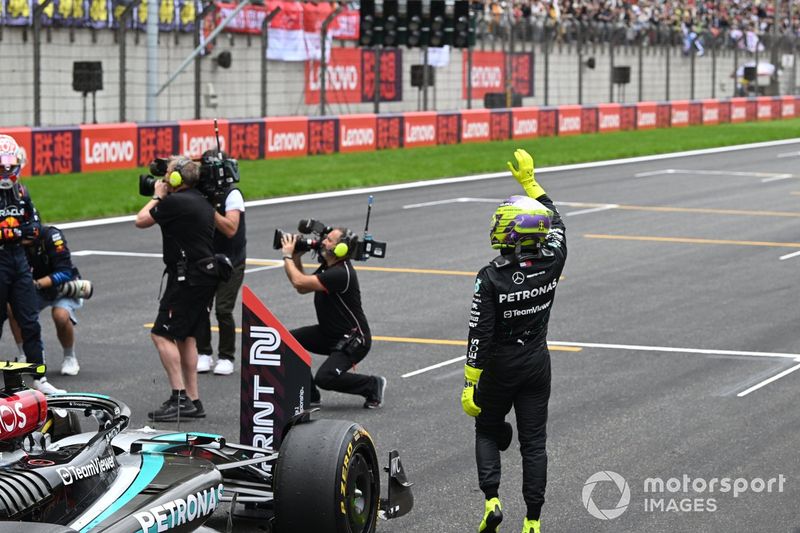 Lewis Hamilton, Mercedes-AMG F1 Team, 2° posizione, saluta i fan dopo la Sprint Race