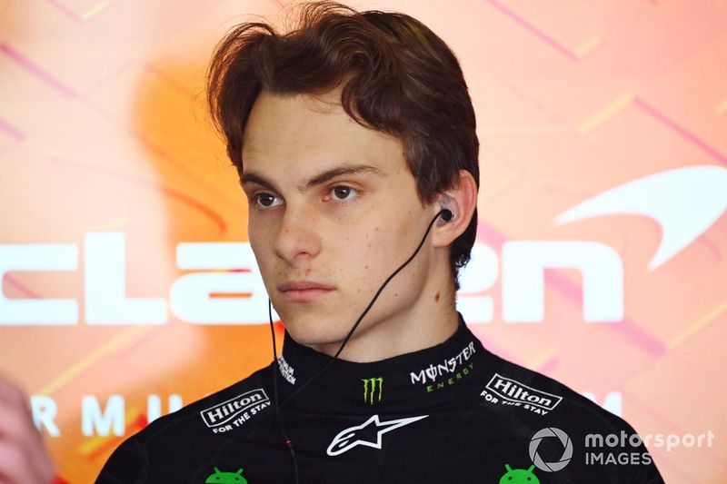 Oscar Piastri, McLaren F1 Team, si prepara in garage 