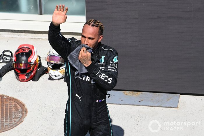Lewis Hamilton, Mercedes-AMG, 3ª posición, olas del Parc Ferme