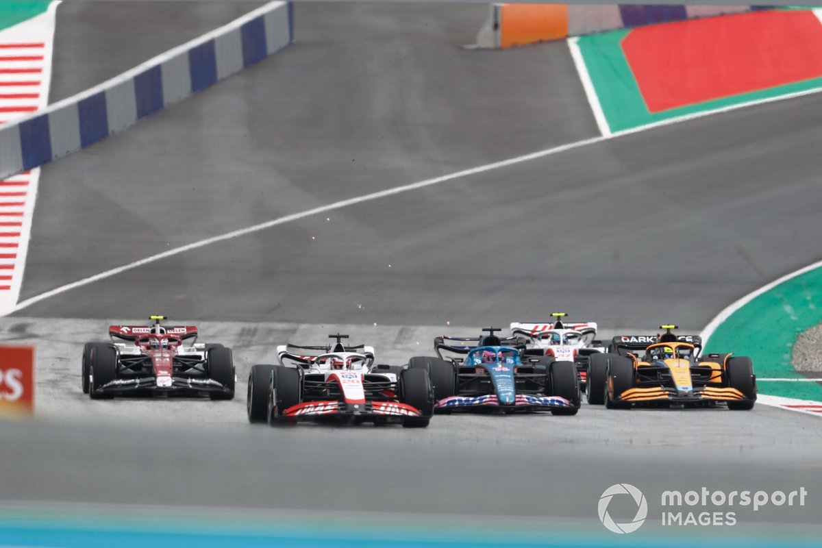 Kevin Magnussen, Haas VF-22, Fernando Alonso, Alpine A522, Lando Norris, McLaren MCL36