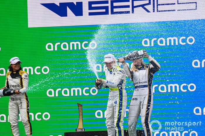 Podio: ganadora Alice Powell, Click2Drive Bristol Street Motors Racing , segundo lugar Jamie Chadwick, Jenner Racing, tercer lugar Beitske Visser, Sirin Racing