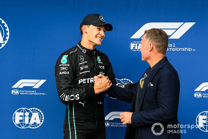 George Russell, de Mercedes-AMG, recibe el premio Pirelli Pole Position de manos de la leyenda danesa de las carreras de resistencia Tom Kristensen
