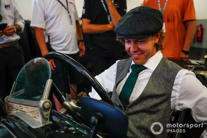 Sebastian Vettel, Aston Martin, si prepara a guidare la Aston Martin Green Pea TT1 del 1922