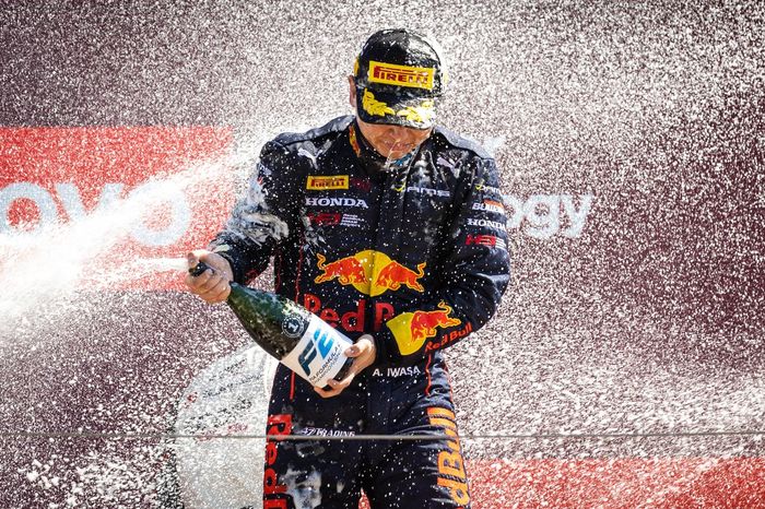 Podio: Ganador de la carrera Ayumu Iwasa, Presas