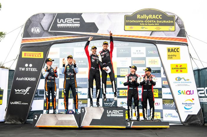 Podio: ganadores Sebastien Ogier, Benjamin Veillas, Toyota Gazoo Racing WRT Toyota GR Yaris Rally1, segundo lugar Thierry Neuville, Martijn Wydaeghe, Hyundai World Rally Team Hyundai i20 N Rally1, tercer lugar Kalle Rovanpera, Jonne Halttunen, Toyota Gazoo Racing WRT Toyota GR Yaris Rally1.