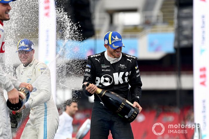 Podio: Jake Dennis, Andretti Motorsport, tercero, Stoffel Vandoorne, Mercedes-Benz EQ, segundo, el ganador Edoardo Mortara, Venturi Racing