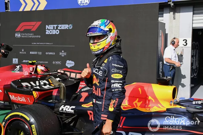 Sergio Pérez, Red Bull Racing, 2ª posición, en Parc Ferme