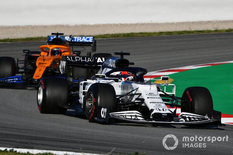 Daniil Kvyat, AlphaTauri AT01, y Carlos Sainz Jr., McLaren MCL35