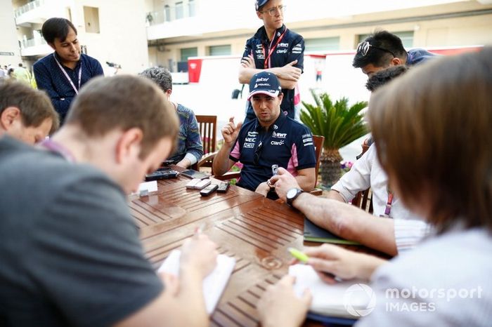 Sergio Perez, Racing Point, atiende a los medios
