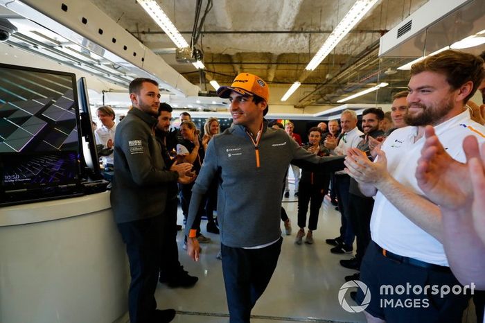 Carlos Sainz Jr, McLaren, celebra sus 100 Grandes Premios