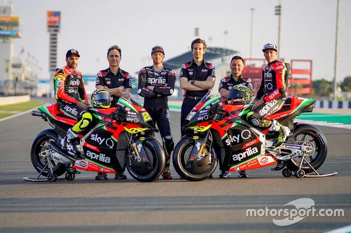 Andrea Iannone, Aleix Espargaro, Bradley Smith, Aprilia Racing Team Gresini con el equipo