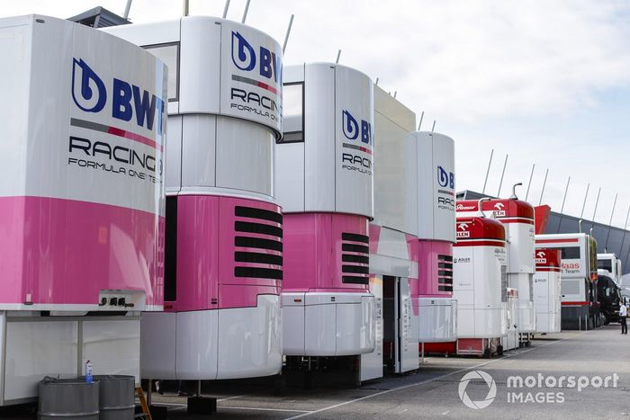 Racing Point motorhomes en el paddock