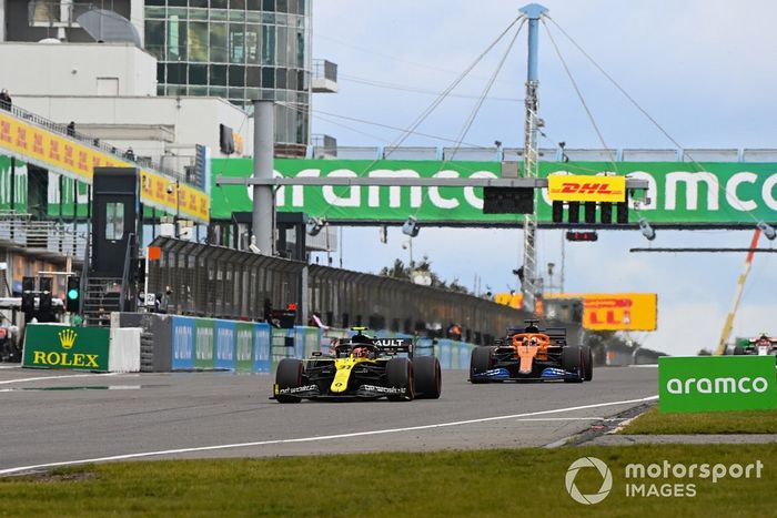Esteban Ocon, Renault F1 Team R.S.20, Carlos Sainz Jr., McLaren MCL35