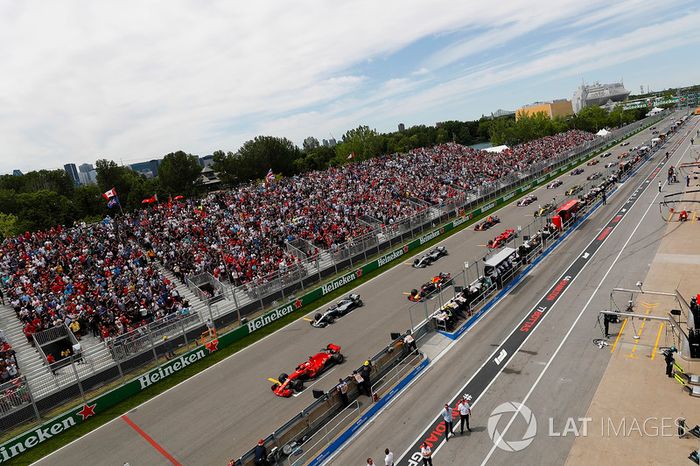 Sebastian Vettel, Ferrari SF71H, lidera en la salida por delante de Valtteri Bottas, Mercedes AMG F1 W09
