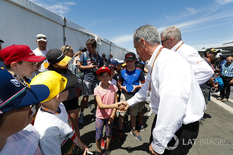 Chase Carey, presidente de la F1,y Ross Brawn, director de la FOM, se encuentran con los niños de la parrilla