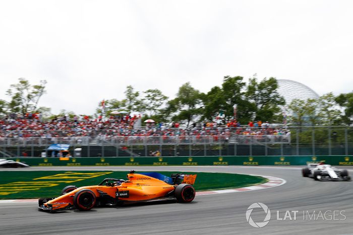 Fernando Alonso, McLaren MCL33,y Charles Leclerc, Sauber C37
