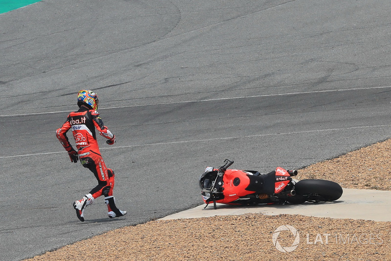 Chaz Davies, Aruba.it Racing-Ducati SBK Team après sa chute
