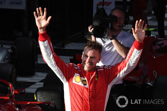 El ganador de la carrera, Sebastian Vettel, Ferrari celebra en el parque cerrado