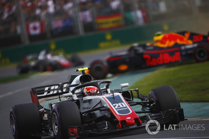 Kevin Magnussen, Haas F1 Team VF-18 Ferrari ve spin atan Max Verstappen, Red Bull Racing RB14 Tag Heuer