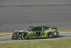 Crash: Chase Elliott, Hendrick Motorsports Chevrolet Camaro