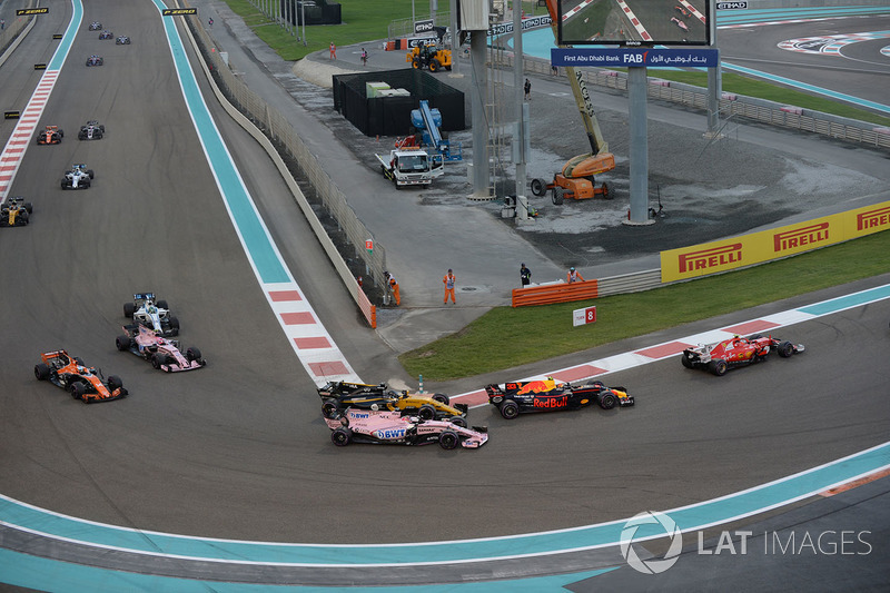 Nico Hulkenberg, Renault Sport F1 Team RS17 and Esteban Ocon, Sahara Force India VJM10 battle for po