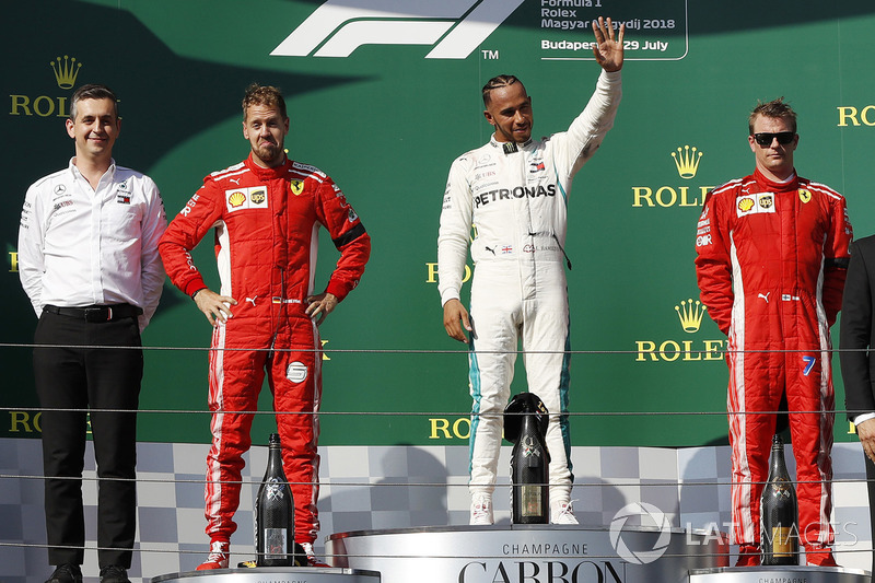 Ganador de la carrera Lewis Hamilton, Mercedes AMG F1, segundo clasificado Sebastian Vettel, Ferrari, tercer clasificado Kimi Raikkonen, Ferrari
