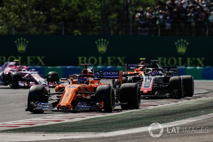 Fernando Alonso, McLaren MCL33, Romain Grosjean, Haas F1 Team VF-18, y Stoffel Vandoorne, McLaren MCL33