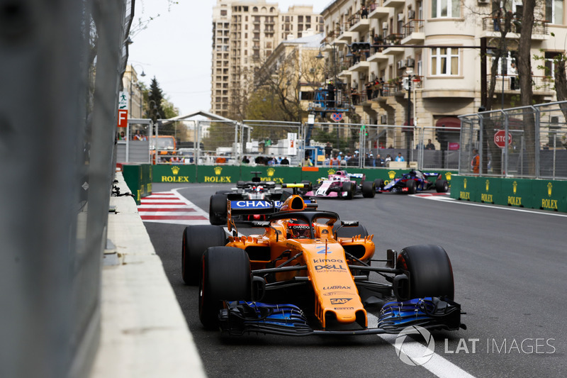 Stoffel Vandoorne, McLaren MCL33 Renault, Romain Grosjean, Haas F1 Team VF-18 Ferrari, y Sergio Perez, Force India VJM11 Mercedes