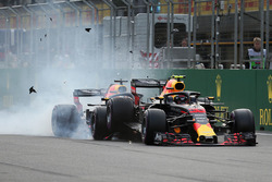 L'incidente tra Max Verstappen, Red Bull Racing RB14 e Daniel Ricciardo, Red Bull Racing RB14