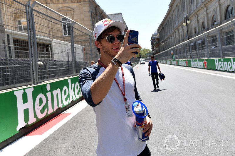 Pierre Gasly, Scuderia Toro Rosso takes a photo on the track walk