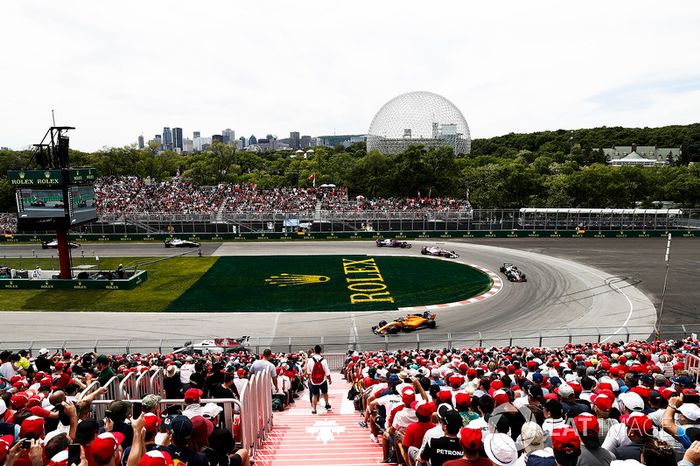 Fernando Alonso, McLaren MCL33, y Kevin Magnussen, Haas F1 Team VF-18