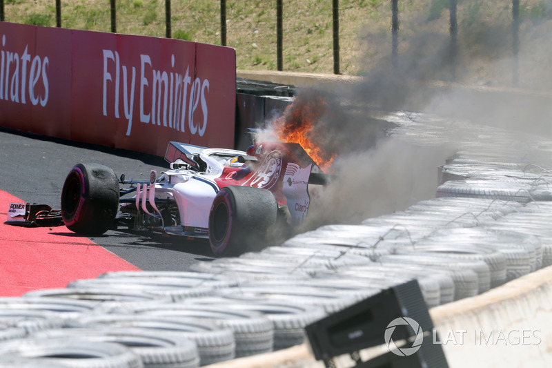 Marcus Ericsson, Sauber C37 crashes in FP1 and catches fire