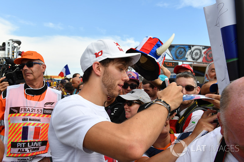 Pierre Gasly, Scuderia Toro Rosso signs autographs for the fans