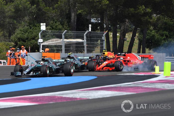 Lewis Hamilton, Mercedes-AMG F1 W09 lidera a la salida cuando Sebastian Vettel, Ferrari SF71H bloquea y golpea a Valtteri Bottas, Mercedes-AMG F1 W09