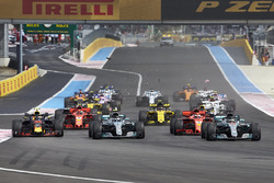 Lewis Hamilton, Mercedes AMG F1 W09, leads Valtteri Bottas, Mercedes AMG F1 W09, Sebastian Vettel, Ferrari SF71H, Max Verstappen, Red Bull Racing RB14, Daniel Ricciardo, Red Bull Racing RB14, and the rest of the field at the start