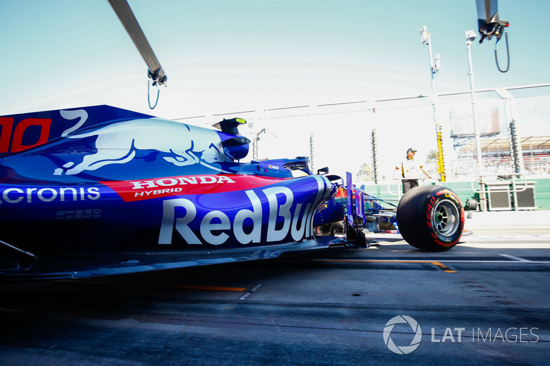 Pierre Gasly, Toro Rosso STR13 Honda, leaves the garage