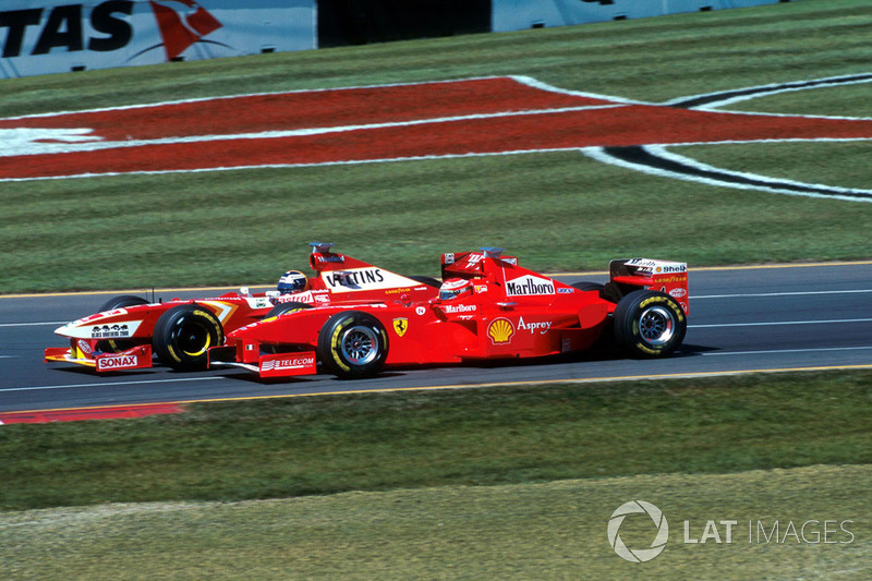 Heinz-Harald Frentzen, Williams Mecachrome FW20 overtakes Eddie Irvine, Ferrari F300