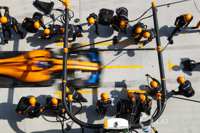 Fernando Alonso, McLaren MCL33 Renault, comes in for a stop