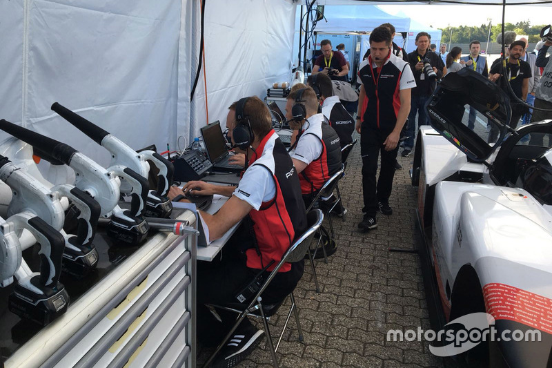 Porsche team aan het werk