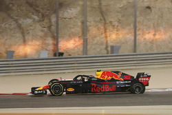 Max Verstappen, Red Bull Racing RB14 limps back to the pits with a puncture