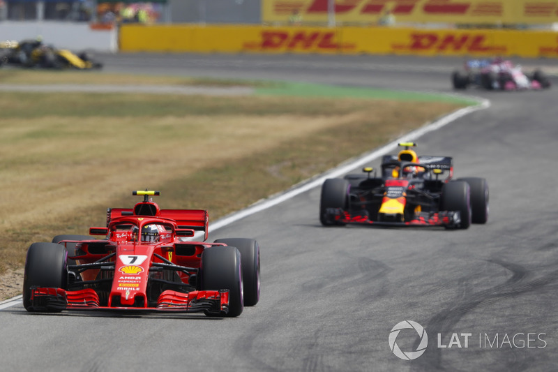 Kimi Raikkonen, Ferrari SF71H, devant Max Verstappen, Red Bull Racing RB14
